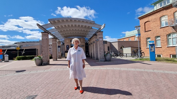 Susanne Bergenbrant Glas utanför Norrtälje sjukhus entré