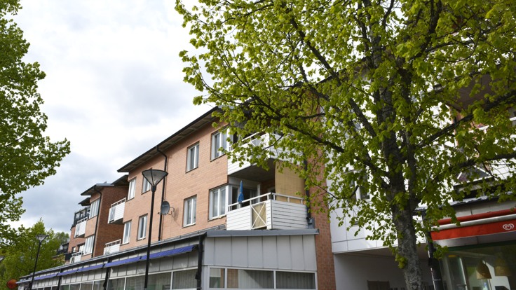 Rött flerfamiljhus med balkonger