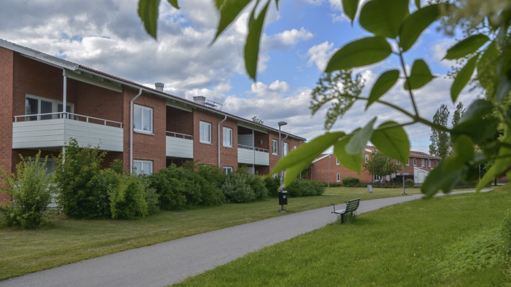 Röd tvåvåningslänga med balkonger