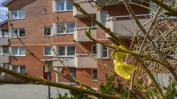 Högt rött tegelhus med många balkonger