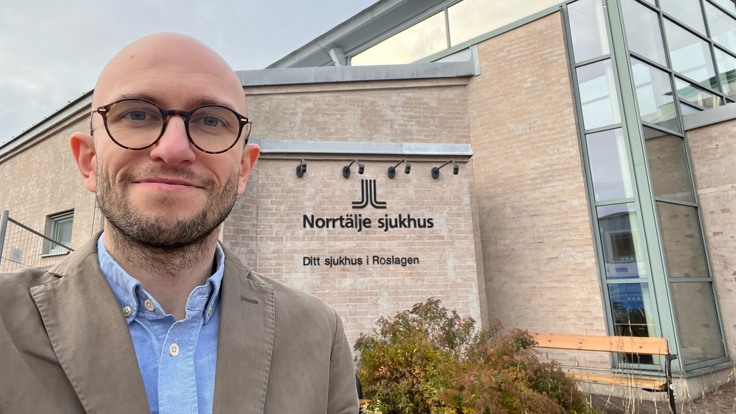 Man utanför Norrtälje sjukhus