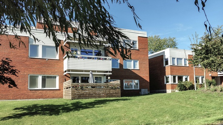 Röda tvåvåningshus, grön gård