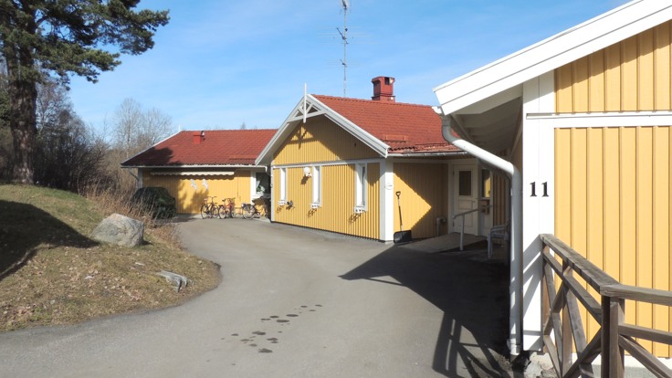 Gult trähus och gårdsplan
