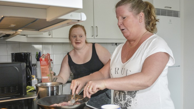 Två kvinnor lagar mat i ett kök