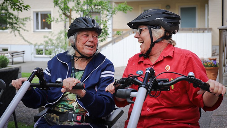 Damer cyklar på parcykel