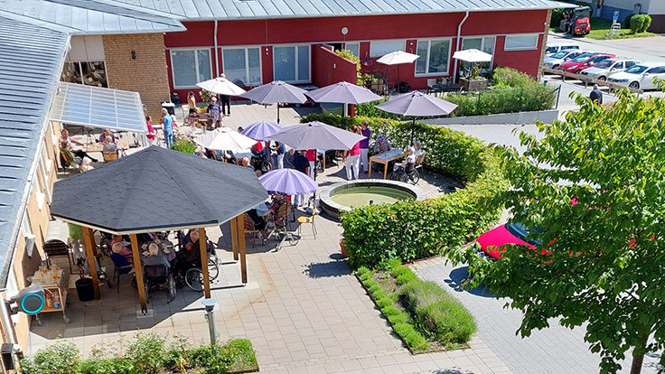 Sommarfest på innergård under parasoll