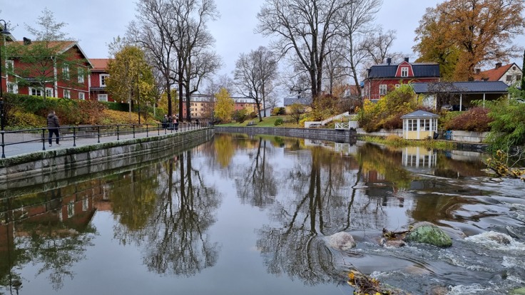 Norrtäljeån spegelblank i november.