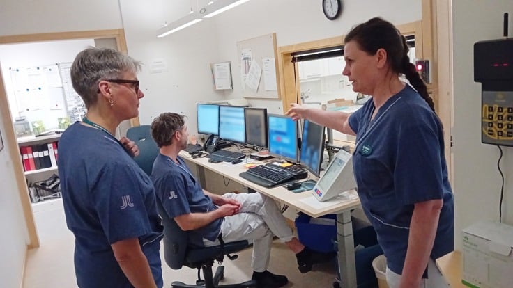 Tiohundras VD i samtal med personal på Norrtälje sjukhus.