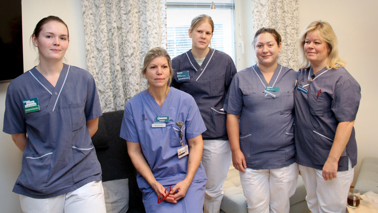 Gruppbild på fem kvinnor i sjukvårdskläder.