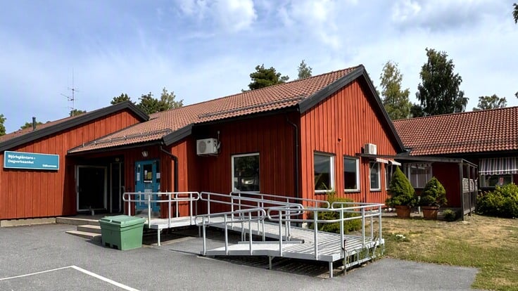 En röd byggnad med en ramp som leder fram till den.