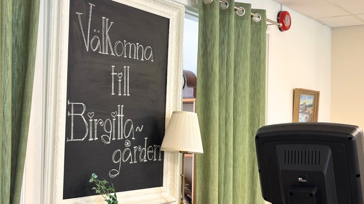 Ett rum med en griffeltavla och en stol.