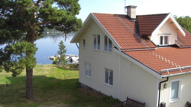 Gult hus vid vatten