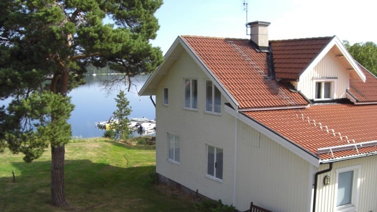 Gult hus vid vatten