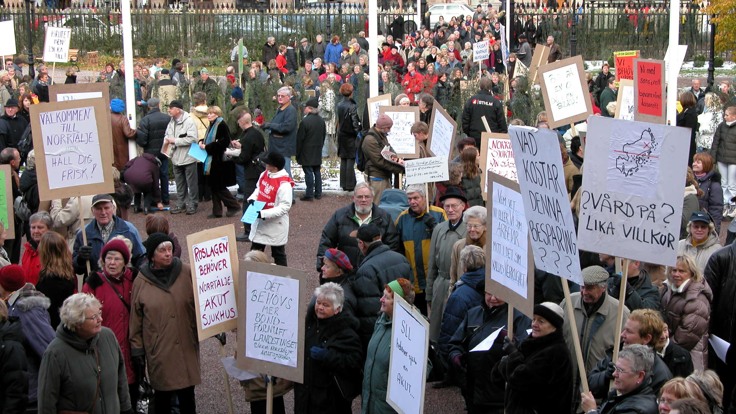 Demonstration mot hotet av nedläggning av Norrtälje sjukhus. 24 oktober 2003.