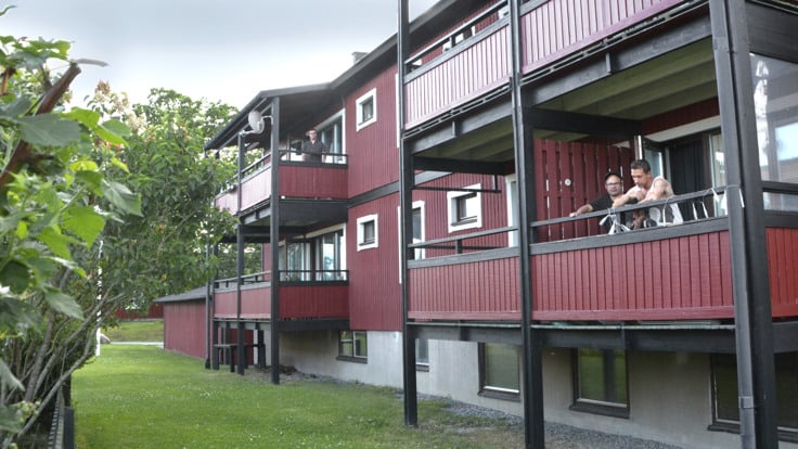 Rött tvåvåningshus med balkonger