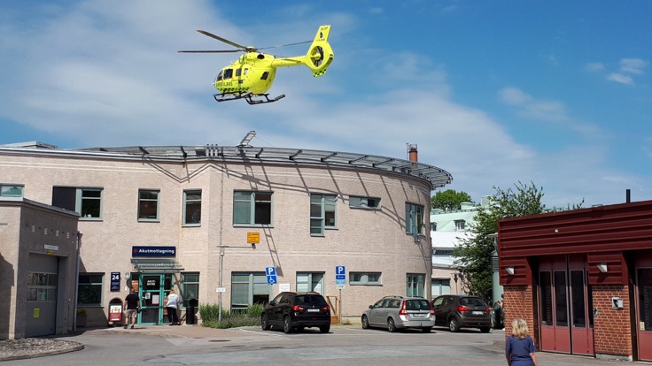 Helikopter på väg att landa på sjukhustak