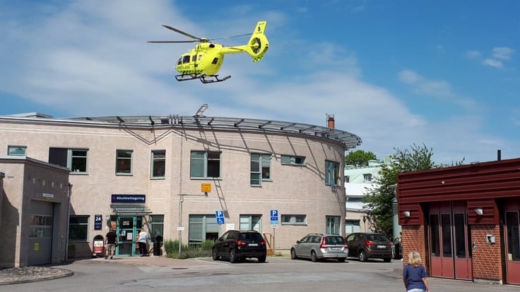Helikopter på väg att landa på sjukhustak