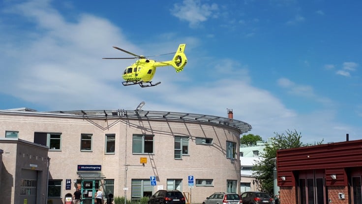 Helikopter på väg att landa på sjukhustak