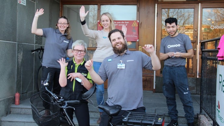 Fem personer står på trappa och ser glada ut. 