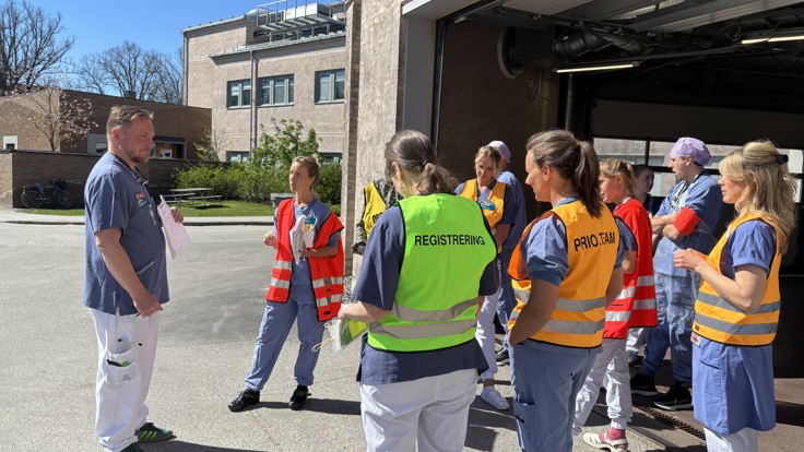 En grupp människor som står framför en byggnad.