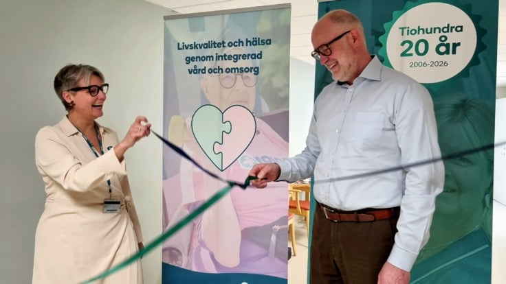 Två leende personer håller i band.