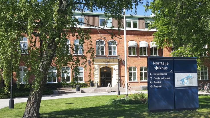 Fasaden på den äldre delen av Norrtälje sjukhus.