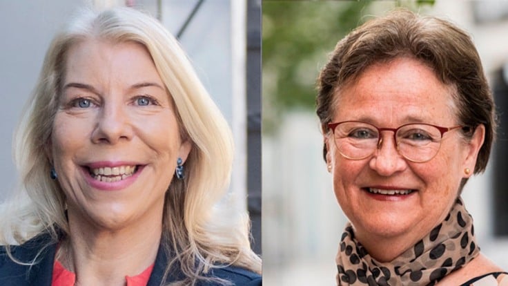 Två leende kvinnor