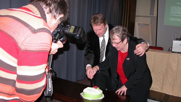 Lokalpolitikerna Håkan Jonsson och Kajsa Hansson firar namngivningen av Tiohundra i december 2005.