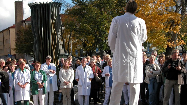 En läkare talar inför vårdpersonal oktober 2003.