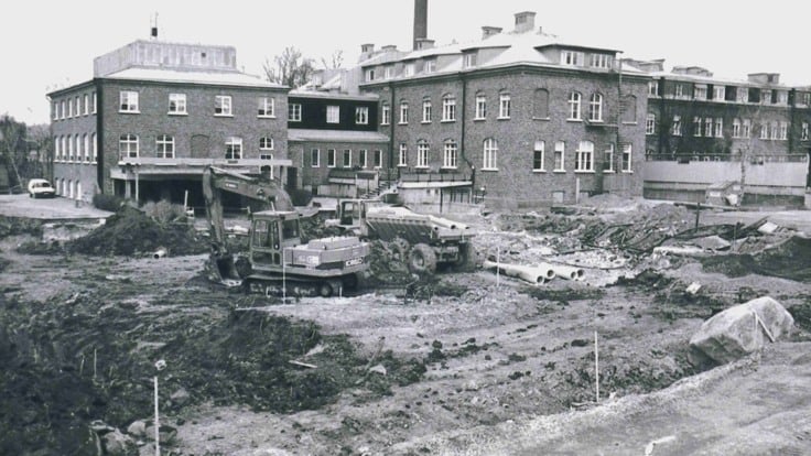 Ett svartvitt foto av en byggarbetsplats.