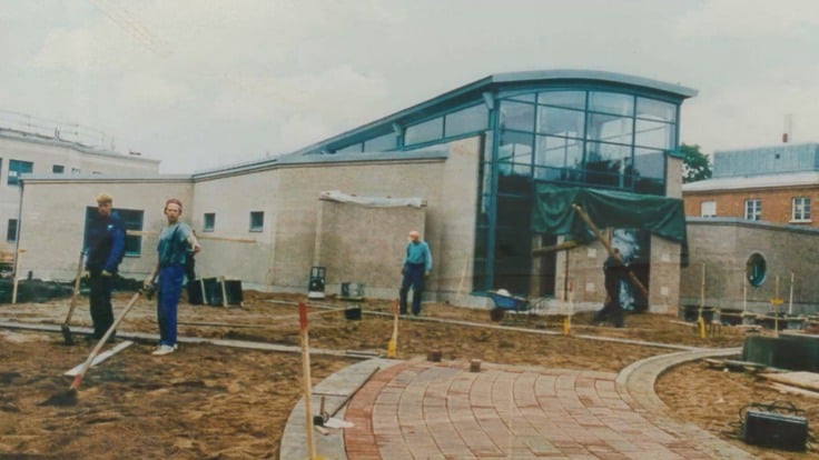 En grupp människor som står framför en byggnad.