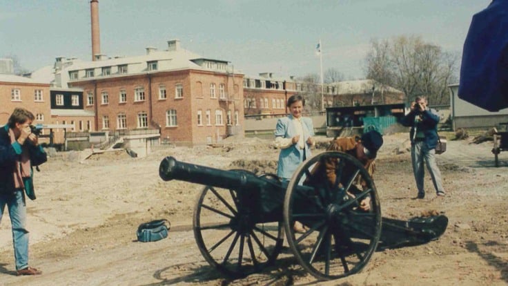 En grupp människor som står runt en kanon.