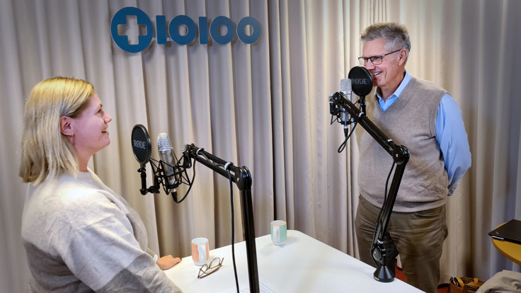 Kvinna och man i radiostudio