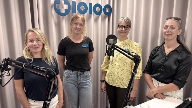 En grupp kvinnor som står framför en mikrofon.