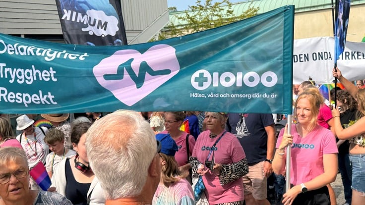 En grupp människor som går längs en gata.