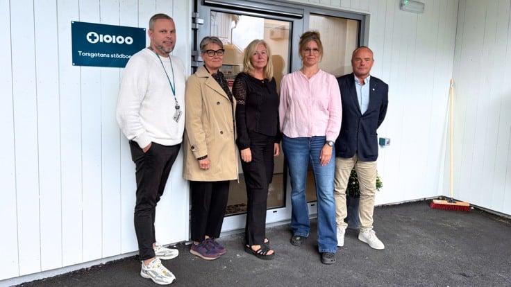 En grupp människor som står utanför en byggnad.
