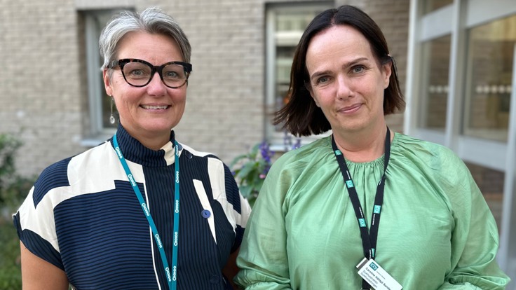 Två kvinnor står bredvid varandra utomhus.