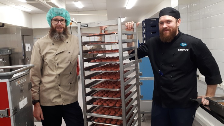 Två män i kockkläder i storkök