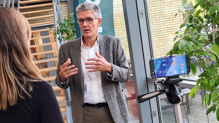 Man intervjuas