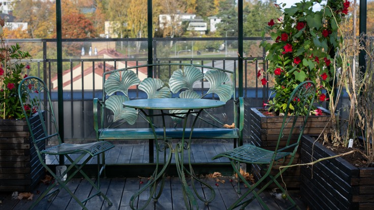 Soffa och stolar i växthus på takterass