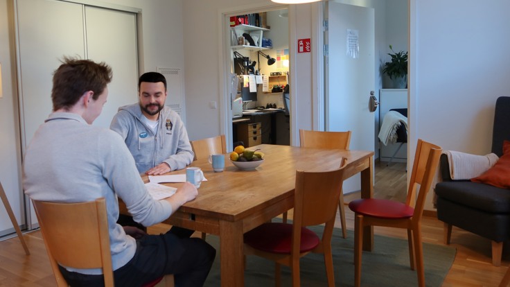 Två män sitter vid ett bord