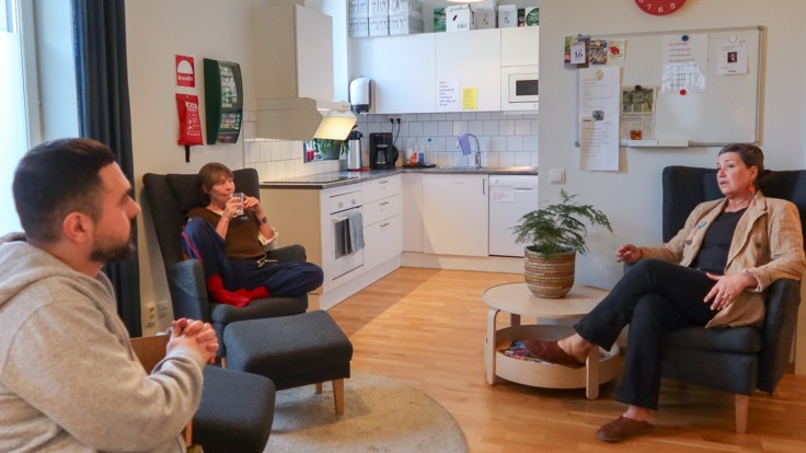 Tre personer som sitter i ett dagrum