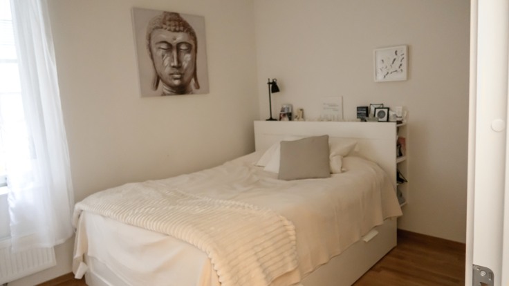 Ett sovrum med säng och fönster