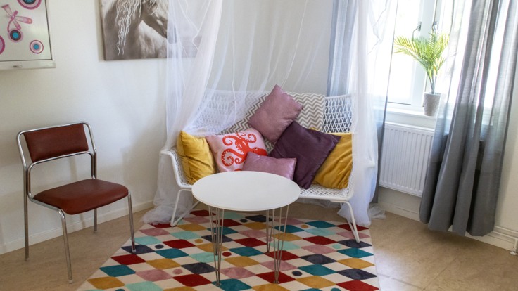 Rum med soffa och matta i många färger