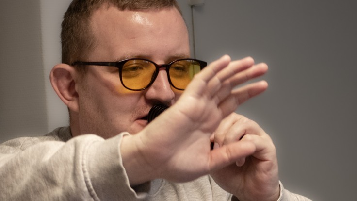 Man som sjunger i en mikrofon