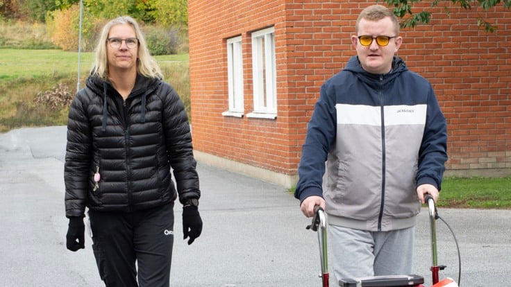Personal och deltagare på promenad