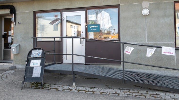 Loppislokal utifrån. Skyltar. 