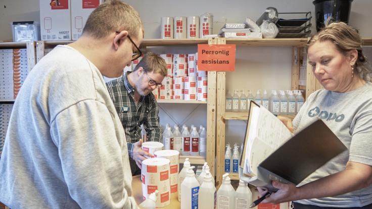 Deltagare och personal som plockar ihop varor enligt en lista