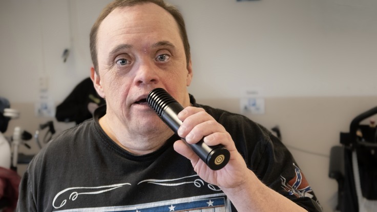 Man som sjunger i en mikrofon