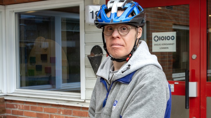 Man i cykelhjälm